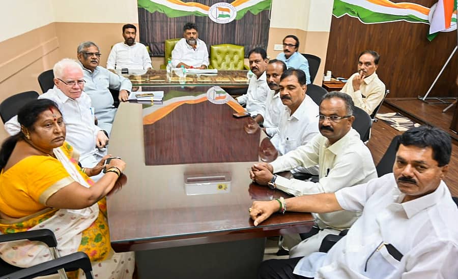 ಕೆಪಿಸಿಸಿ ಅಧ್ಯಕ್ಷ ಹಾಗೂ ಡಿಸಿಎಂ ಡಿ.ಕೆ. ಶಿವಕುಮಾರ್ ಅವರು ಮಾಜಿ ಮೇಯರ್‌ಗಳ ಜತೆ ಕೆಪಿಸಿಸಿ ಕಚೇರಿಯಲ್ಲಿ ಗುರುವಾರ ಸಮಾಲೋಚನೆ ನಡೆಸಿದರು