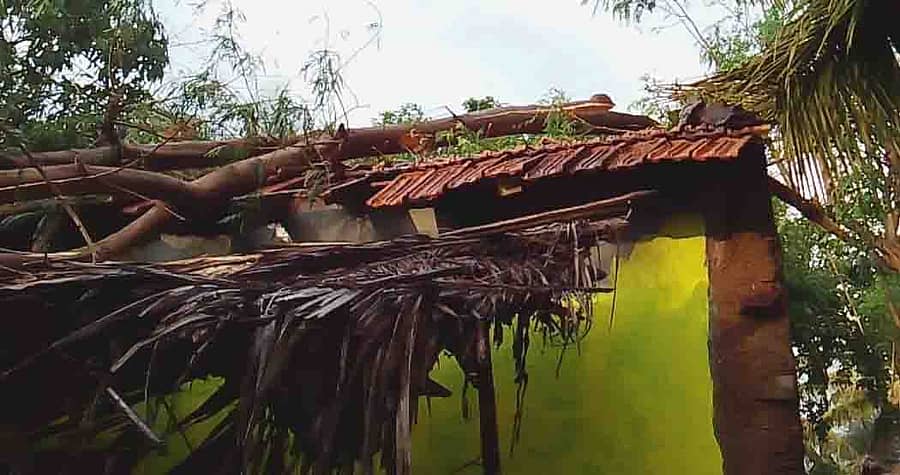 ಹಿರಿಯೂರು ತಾಲ್ಲೂಕಿನ ಶೇಷಪ್ಪನಹಳ್ಳಿಯಲ್ಲಿ ಗುರುವಾರ ರಾತ್ರಿ ಸುರಿದ ಬಿರುಗಾಳಿಯಿಂದ ಕೂಡಿದ ಮಳೆಗೆ ರಂಗಮ್ಮ ಎಂಬವರ ಮನೆಯ ಮೇಲೆ ಮರವೊಂದು ಉರುಳಿ ಬಿದ್ದಿದೆ