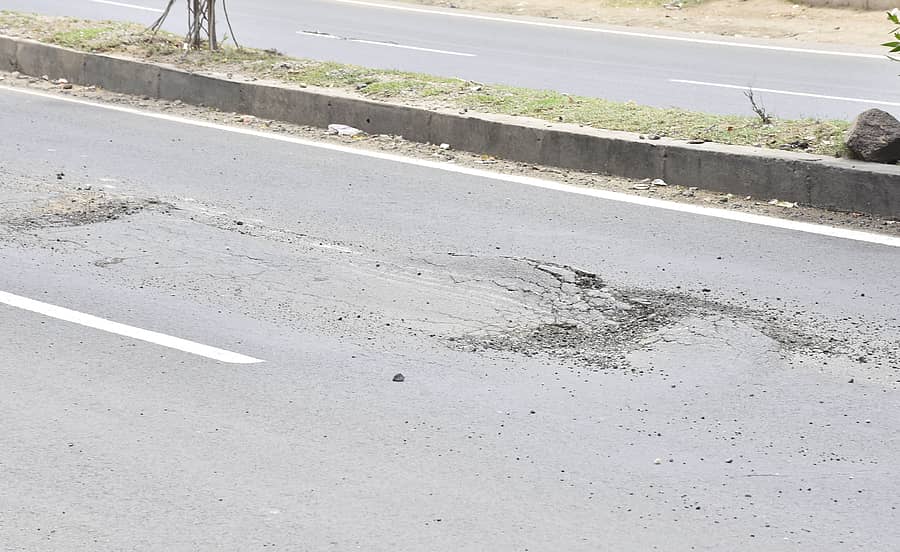 ಯಾದಗಿರಿ ನಗರದ ಎಲ್ಐಸಿ ಕಚೇರಿ ಮುಂಭಾಗ ಡಾಂಬಾರು ಕಿತ್ತಿ ಬಂದಿರುವ ರಾಷ್ಟ್ರೀಯ ಹೆದ್ದಾರಿ