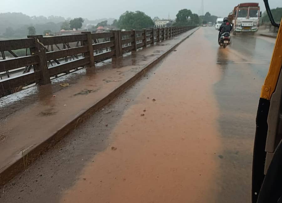 ಉಪ್ಪಿನಂಗಡಿ ಕುಮಾರಧಾರ ಸೇತುವೆಯಲ್ಲಿ ಕೆಸರು ನೀರು ನಿಂತಿರುವುದು