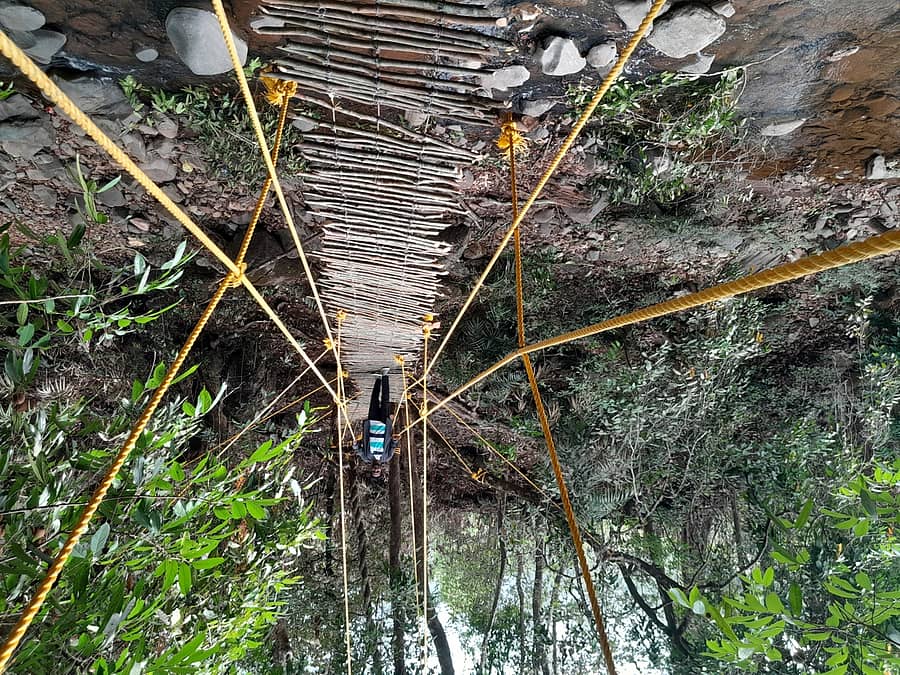 ಖಾನಾಪುರ ತಾಲ್ಲೂಕಿನ ಶಿರೋಲಿ ಗ್ರಾಮ ಪಂಚಾಯಿತಿ ವ್ಯಾಪ್ತಿಯ ಕೃಷ್ಣಾಪುರ ಗ್ರಾಮದಿಂದ ಗೋವಾ ರಾಜ್ಯದ ವಾಳಪೈ ಗ್ರಾಮಕ್ಕೆ ಸಾಗುವ ಮಾರ್ಗಮಧ್ಯದಲ್ಲಿ ಹರಿಯುವ ಮಹದಾಯಿ ನದಿ ದಾಟಲು ಸ್ಥಳೀಯರು ಕಟ್ಟಿಗೆಯಿಂದ ನಿರ್ಮಿಸಿಕೊಂಡ ಕಾಲು ಸಂಕ / ಪ್ರಜಾವಾಣಿ ಚಿತ್ರ