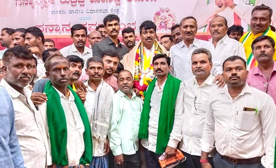 ಹಾವೇರಿ ನಗರದ ಶಿವಬಸವ ಕಲ್ಯಾಣ ಮಂಟಪದಲ್ಲಿ ಶುಕ್ರವಾರ ನಡೆದ ಕೃತಜ್ಞತಾ ಸಮರ್ಪಣಾ ಸಮಾರಂಭದಲ್ಲಿ ಶಾಸಕ ರುದ್ರಪ್ಪ ಲಮಾಣಿ ಅವರನ್ನು ಬೆಂಬಲಿಗರು ಅಭಿನಂದಿಸಿದರು