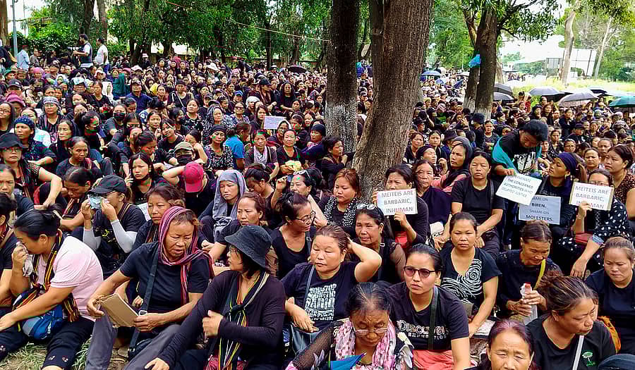 ಹಿಂಸಾಚಾರ ನಿಯಂತ್ರಣಕ್ಕೆ ಆಗ್ರಹಿಸಿ ಮಣಿಪುರದ ಚುರಚಂದಪುರ ನಗರದಲ್ಲಿ ಐಟಿಎಲ್‌ಎಫ್‌ ಸಂಘಟನೆಯ ನೇತೃತ್ವದಡಿ ಮಹಿಳೆಯರು ಪ್ರತಿಭಟನೆ ನಡೆಸಿದರು –ಪಿಟಿಐ ಚಿತ್ರ