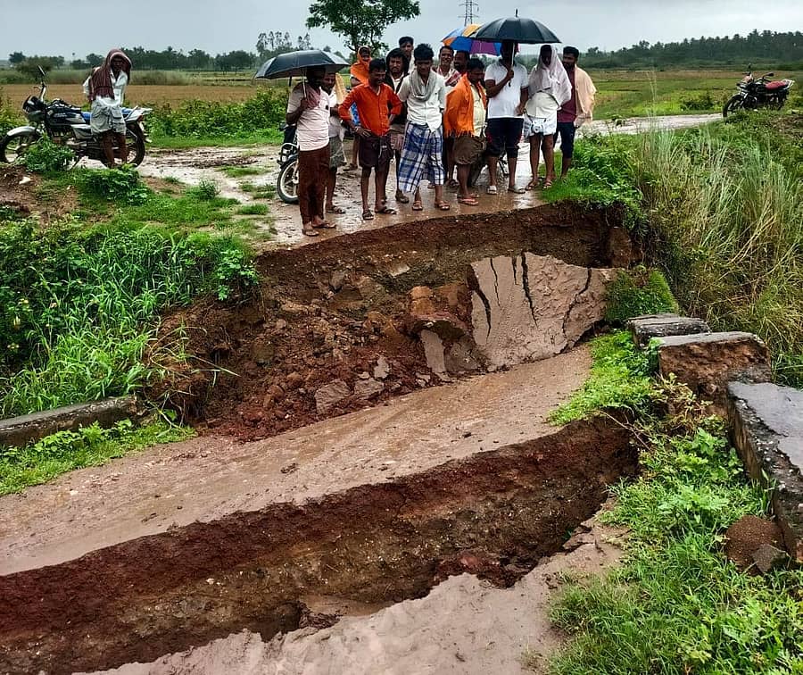 ಹರಿಹರ ತಾಲ್ಲೂಕಿನ ಭಾನುವಳ್ಳಿ-ಲಕ್ಕಶೆಟ್ಟಿ ಮಧ್ಯದ ರಸ್ತೆಯಲ್ಲಿ ಕಾಲುವೆ ಮೇಲಿನ ಸೇತುವೆ ಕುಸಿದಿರುವುದು