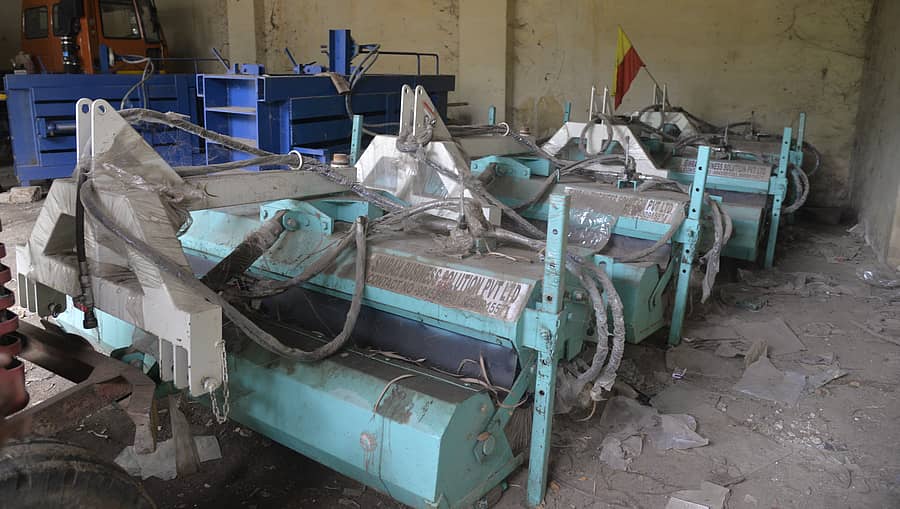 ಕೋಲಾರ ನಗರಸಭೆ ಆವರಣದ ಶೆಡ್‌ನಲ್ಲಿ ಇಟ್ಟಿರುವ ಲಕ್ಷಾಂತರ ರೂಪಾಯಿ ಮೌಲ್ಯದ ರೋಡ್‌ ಸ್ವೀಪಿಂಗ್‌ ಯಂತ್ರಗಳ ದುಸ್ಥಿತಿ