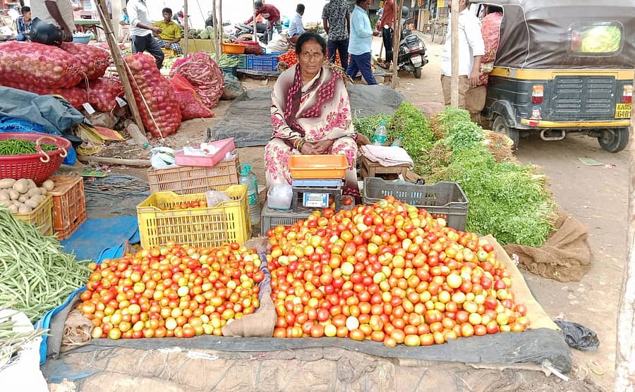 ಪೇಟೆಬೀದಿ ತರಕಾರಿ ಮಾರುಕಟ್ಟೆಯಲ್ಲಿ ಟೊಮೆಟೊ ಮಾರಾಟವಾಗುತ್ತಿರುವುದು