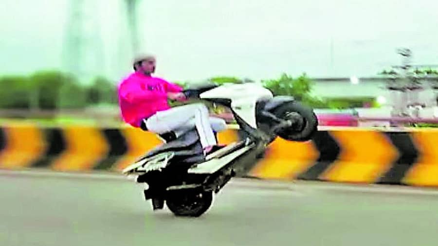 ವ್ಹೀಲಿಂಗ್ (ಸಾಂದರ್ಭಿಕ ಚಿತ್ರ)