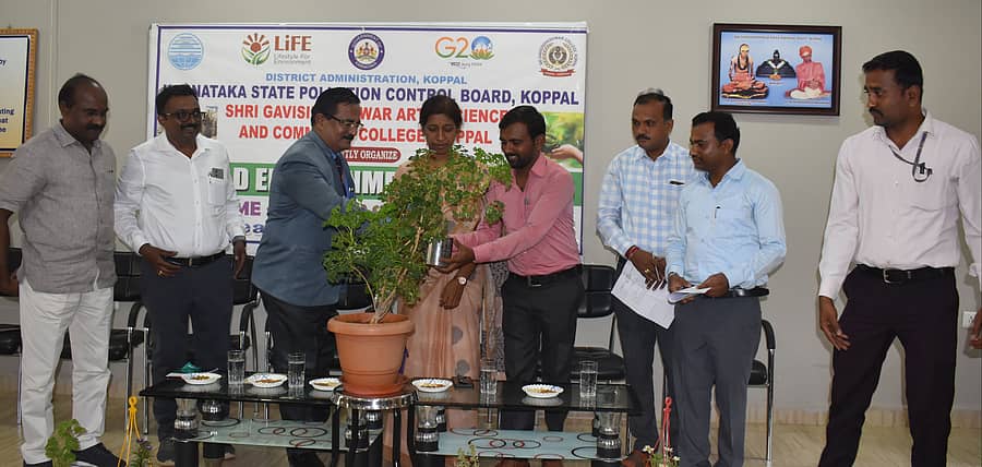 ಕೊಪ್ಪಳದ ಗವಿಸಿದ್ದೇಶ್ವರ ಕಾಲೇಜಿನಲ್ಲಿ ನಡೆದ ಪರಿಸರ ದಿನಾಚರಣೆ ಕಾರ್ಯಕ್ರಮವನ್ನು ಹೆಚ್ಚುವರಿ ಜಿಲ್ಲಾಧಿಕಾರಿ ಸಾವಿತ್ರಿ ಬಿ. ಕಡಿ ಉದ್ಘಾಟಿಸಿದರು