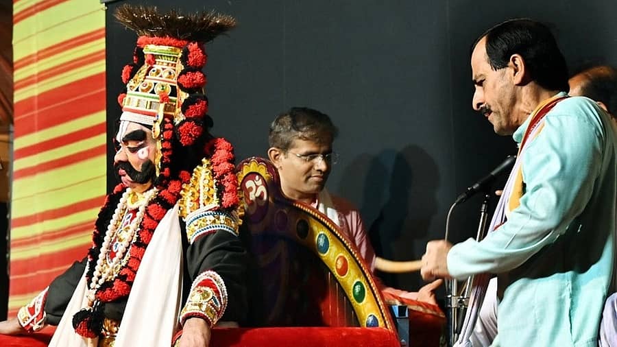 ಕಾಸರಗೋಡು ಎಡನೀರು ಮಠದ ಶ್ರೀಗಳ ಚಾತುರ್ಮಾಸ್ಯದ ಅಂಗವಾಗಿ ಜುಲೈ 3ರಂದು ನಡೆದ ವಿವಿಧ ಮೇಳಗಳ ಕಲಾವಿದರ ಕೂಡುವಿಕೆಯ ಅಕ್ಷಯಾಂಬರ ಪ್ರಸಂಗ