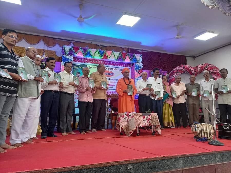 ಸಂಕೇಶ್ವರದಲ್ಲಿ ಕವಿ ಅಕ್ಬರ್ ಸನದಿ ಅವರ ಅಭಿನಂದನಾ ಗ್ರಂಥ ‘ನಾದ ನಿನಾದ’ವನ್ನು ನಿಡಸೋಸಿ ಮಠದ ಪಂಚಮ ಶಿವಲಿಂಗೇಶ್ವರ ಸ್ವಾಮೀಜಿ ಲೋಕಾರ್ಪಣೆ ಮಾಡಿದರು