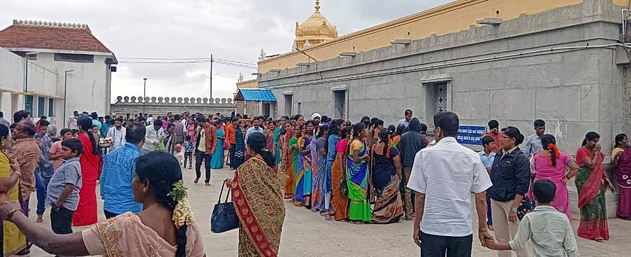 ಯಳಂದೂರು ತಾಲ್ಲೂಕಿನ ಬಿಳಿಗಿರಿರಂಗನಬೆಟ್ಟದಲ್ಲಿ ಶನಿವಾರ ಮೊಹರಂ, ಸರ್ವೇಷಮೇಕಾದಶಿ ಹಾಗೂ ವಾರದ ವಿಶೇಷ ದಿನದ ಪ್ರಯುಕ್ತ ಹೆಚ್ಚಿನ ಜನ ಜಂಗುಳಿ ಕಂಡುಬಂತು