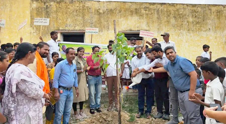 ಸಿಂಧನೂರಿನ ಪಿಡಬ್ಲ್ಯೂಡಿ ಕ್ಯಾಂಪಿನ ಸರ್ಕಾರಿ ಮಾದರಿಯ ಶಾಸಕರ ಪ್ರಾಥಮಿಕ ಶಾಲೆಯ ಆವರಣದಲ್ಲಿ ಭಾನುವಾರ ಹಮ್ಮಿಕೊಂಡಿದ್ದ ವೈದ್ಯರ ದಿನಾಚರಣೆ ಅಂಗವಾಗಿ ವನಮಹೋತ್ಸವ ಹಾಗೂ ಸಸಿ ನೆಡುವ ಸಪ್ತಾಹದ ನನ್ನ ಗಿಡ ನನ್ನ ಹೆಮ್ಮೆ ಕಾರ್ಯಕ್ರಮಕ್ಕೆ ತಾಲ್ಲೂಕು ಆರೋಗ್ಯಾಧಿಕಾರಿ ಡಾ.ಅಯ್ಯನಗೌಡ ಚಾಲನೆ ನೀಡಿದರು