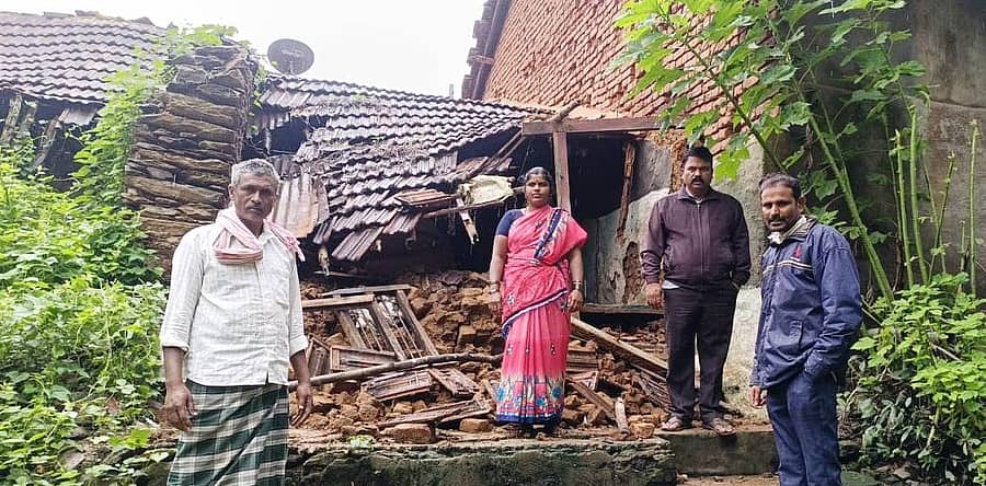 ರಟ್ಟೀಹಳ‍್ಳಿ ತಾಲ್ಲೂಕು ಚಿಕ್ಕಮೊರಬ ಗ್ರಾಮದ ಶಾಂತಮ್ಮ ಸಿದ್ದಪ್ಪ ಪುರದ ಅವರ ಮನೆ ಸೋಮವಾರ ರಾತ್ರಿ ಸುರಿದ ಮಳೆಯಿಂದಾಗಿ ಹಾನಿಯಾಗಿರುವುದು.