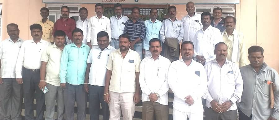 ಚಾಮರಾಜನಗರ ಡಾ.ಬಿ.ಆರ್.ಅಂಬೇಡ್ಕರ್ ಭವನದಲ್ಲಿ ನಡೆದ ದಲಿತ ಸಂಘರ್ಷ ಸಮಿತಿಗಳ ಐಕ್ಯತಾ ಹೋರಾಟ ಚಾಲನಾ ಸಮಿತಿ ಸಭೆಯಲ್ಲಿ ಪದಾಧಿಕಾರಿಗಳು, ಸದಸ್ಯರು ಭಾಗವಹಿಸಿದ್ದರು