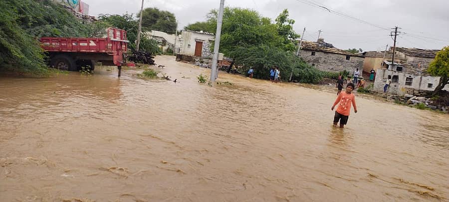 ಚಿಂಚೋಳಿ ತಾಲ್ಲೂಕು ಬೆನಕನಳ್ಳಿ ಗ್ರಾಮದಲ್ಲಿ ಪ್ರವಾಹದ ನೀರು ಮನೆಗಳಿಗೆ ನುಗ್ಗಿದೆ
