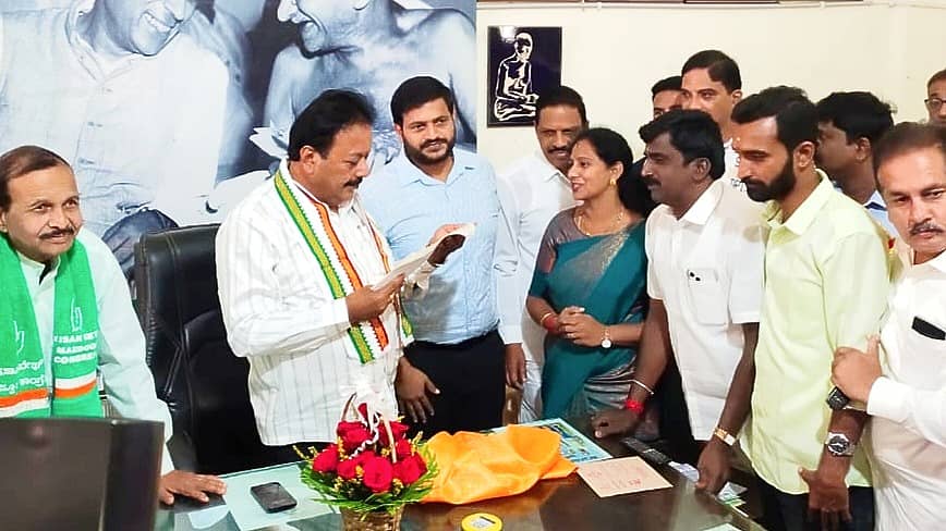 ಶಿವಮೊಗ್ಗದ ಜಿಲ್ಲಾ ಕಾಂಗ್ರೆಸ್ ಕಚೇರಿಗೆ ಶುಕ್ರವಾರ ಭೇಟಿ ನೀಡಿದ ಕೃಷಿ ಸಚಿವ ಎನ್.ಚೆಲುವರಾಯಸ್ವಾಮಿ ಪಕ್ಷದ ಸ್ಥಳೀಯ ಮುಖಂಡರೊಂದಿಗೆ ಚರ್ಚಿಸಿದರು.