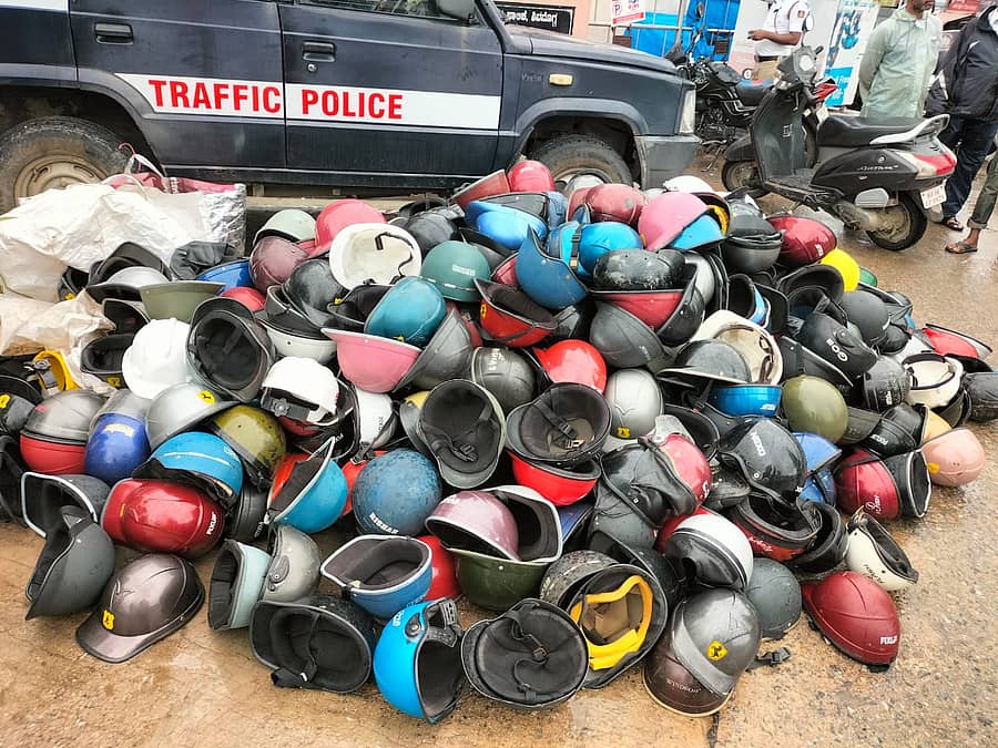 ಶಿವಮೊಗ್ಗದಲ್ಲಿ ಮಂಗಳವಾರ ಸಾರ್ವಜನಿಕರಿಂದ ಪಡೆದ ಅರ್ಧ ಹೆಲ್ಮೆಟ್ಗಳನ್ನು ಸಂಚಾರ ಠಾಣೆ ಪೊಲೀಸರು ರಾಶಿ ಹಾಕಿದ್ದರು