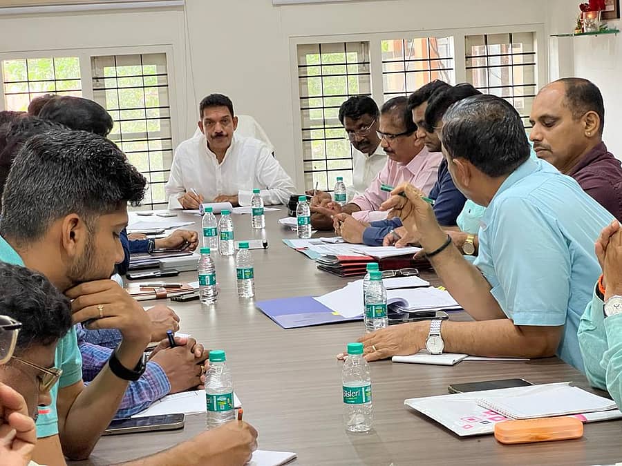 ಸಂಸದ ನಳಿನ್‌ಕುಮಾರ್ ಕಟೀಲ್ ಅವರು ಗುರುವಾರ ಮಂಗಳೂರಿನಲ್ಲಿ ಅಧಿಕಾರಿಗಳ ಸಭೆ ನಡೆಸಿದರು