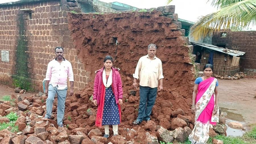 ಹುಮನಾಬಾದ್ ತಾಲ್ಲೂಕಿನ ಸೀತಾಳಗೇರಾ ಗ್ರಾಮದಲ್ಲಿ ಮಳೆಗೆ ಮನೆ ಕುಸಿದಿರುವುದು 