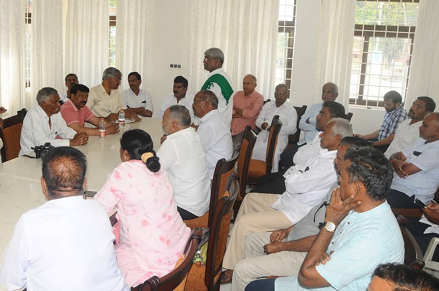 ಚಿಕ್ಕಮಗಳೂರಿನ ಪ್ರವಾಸಿ ಮಂದಿರದಲ್ಲಿ ಶಾಸಕ ತಮ್ಮಯ್ಯ ಅಧ್ಯಕ್ಷತೆಯಲ್ಲಿ ರೈತ ಸಂಘ ಹಾಗೂ ವಿವಿಧ ಪಕ್ಷದ ಮುಖಂಡರು ಸಭೆ ನಡೆಸಿದರು