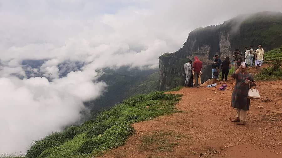 ಬಲ್ಲಾಳರಾಯನ ದುರ್ಗದ ರಾಣಿಝರಿಯಲ್ಲಿ ದಟ್ಟ ಮಂಜು ಆವರಿಸಿರುವ ದೃಶ್ಯ
