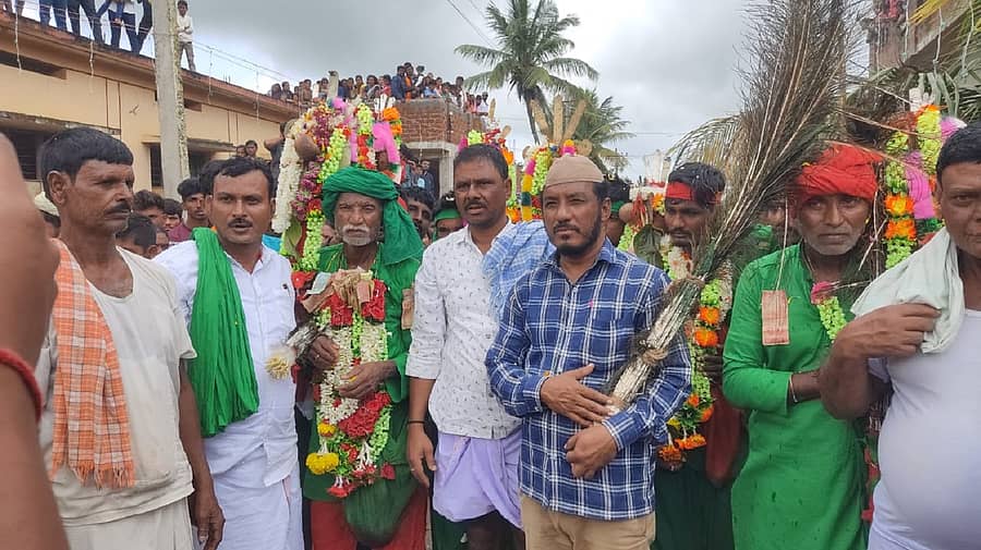 ಹಂಸಭಾವಿ ಸಮೀಪದ ಬಾವಾಪೂರ ಗ್ರಾಮದಲ್ಲಿ ಭಾನುವಾರ ಮೊಹರಂ ಹಬ್ಬವನ್ನು ಲಂಬಾಣಿ ಜನಾಂಗದವರು ಶ್ರದ್ಧಾಭಕ್ತಿಯಿಂದ ಆಚರಿಸಿದರು