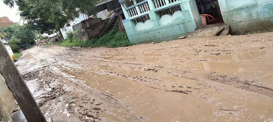 ಹೂವಿನಹಡಗಲಿ ತಾಲ್ಲೂಕು ನಂದಿಹಳ್ಳಿಯ ರಸ್ತೆ ಕೆಸರುಗದ್ದೆ ರೀತಿಯಾಗಿರುವುದು