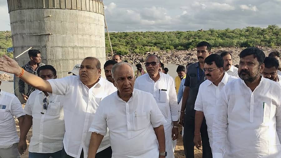 ಲಿಂಗಸುಗೂರು ತಾಲ್ಲೂಕು ಜಲದುರ್ಗ ಏತ ನೀರಾವರಿ ಯೋಜನೆ ಪುನಶ್ಚೇತನ ಕಾಮಗಾರಿ ಸ್ಥಳಕ್ಕೆ ಸಣ್ಣ ನೀರಾವರಿ ಇಲಾಖೆ ಸಚಿವ ಎನ್.ಎಸ್.ಬೋಸರಾಜು ಭೇಟಿ ನೀಡಿ ಪರಿಶೀಲನೆ ನಡೆಸಿದರು