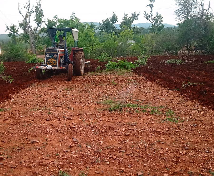 ಹುಳಿಯಾರು ಹೋಬಳಿ ವ್ಯಾಪ್ತಿಯಲ್ಲಿ ಬಿತ್ತನೆಗೆ ಟ್ರ್ಯಾಕ್ಟರ್ ಮೂಲಕ ಉಳುಮೆ ಕಾರ್ಯ ನಡೆಯುತ್ತಿದೆ