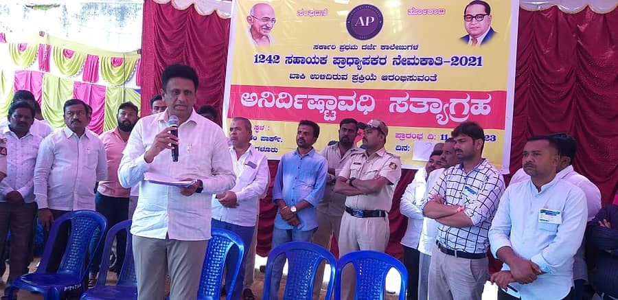 ಬೆಂಗಳೂರಿನ ಸ್ವಾತಂತ್ರ್ಯ ಉದ್ಯಾನದಲ್ಲಿ ಬುಧವಾರ ಪ್ರತಿಭಟನಾಕಾರರನ್ನು ಉದ್ದೇಶಿಸಿ ಉನ್ನತ ಶಿಕ್ಷಣ ಸಚಿವ ಎಂ.ಸಿ.ಸುಧಾಕರ್ ಮಾತನಾಡಿದರು.