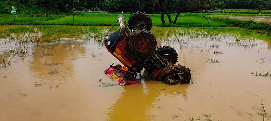 ಹೊಲದಲ್ಲಿ ಮಗುಚಿಬಿದ್ದ ಟ್ರಾಕ್ಟರ್
