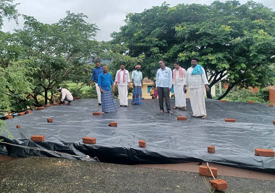 ಹರಪನಹಳ್ಳಿ ತಾಲ್ಲೂಕಿನ ಕೆ.ಕಲ್ಲಹಳ್ಳಿ ಸರ್ಕಾರಿ ಪ್ರಾಥಮಿಕ ಶಾಲೆ ಕೊಠಡಿಗಳು ಸೋರುವುದನ್ನು ತಡೆಯಲು ಎಸ್.ಡಿ.ಎಂ.ಸಿ ಸಮಿತಿಯಿಂದ ಮೇಲ್ಛಾವಣಿಗೆ ಪ್ಲಾಸ್ಟಿಕ್ ಹಾಳೆ ಹೊದಿಸಲಾಯಿತು