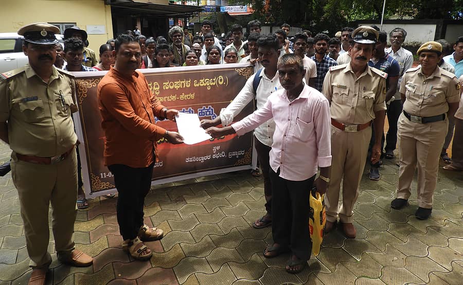 ಬ್ರಹ್ಮಾವರದಲ್ಲಿ ನಮ್ಮ ಭೂಮಿ ನಮ್ಮ ಹಕ್ಕು ದ್ಯೇಯದೊಂದಿಗೆ ಕೃಷಿ ಭೂಮಿಗಾಗಿ ಹಕ್ಕೊತ್ತಾಯ ಮಂಗಳವಾರ ಬ್ರಹ್ಮಾವರ ನಗರದಲ್ಲಿ ನಡೆಯಿತು.