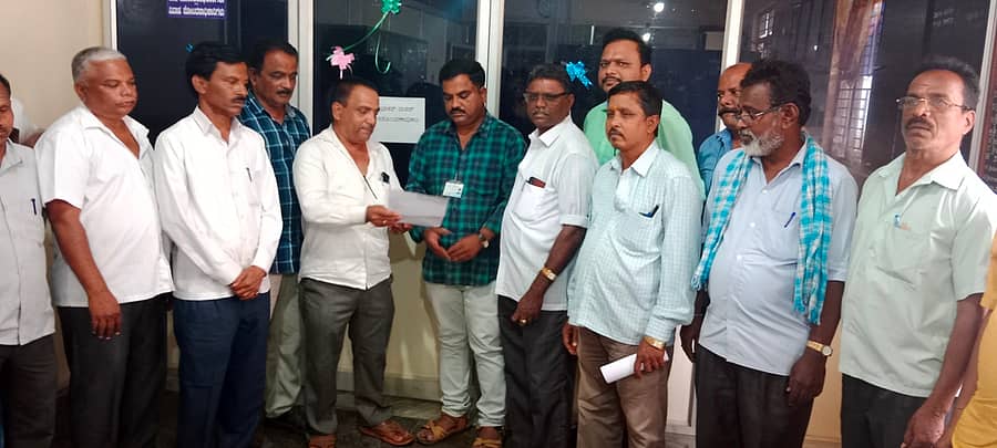 ಹೊನ್ನಾಳಿ ಉಪ ನೋಂದಣಾಧಿಕಾರಿಗಳಿಗೆ ಕಾವೇರಿ–2.0 ತತ್ರಾಂಶದಲ್ಲಿರುವ ಲೋಪದೋಷಗಳನ್ನು ಸರಿಪಡಿಸುವಂತೆ ಆಗ್ರಹಿಸಿ ಪತ್ರ ಬರಹಗಾರರು ಮನವಿ ಸಲ್ಲಿಸಿದರು.