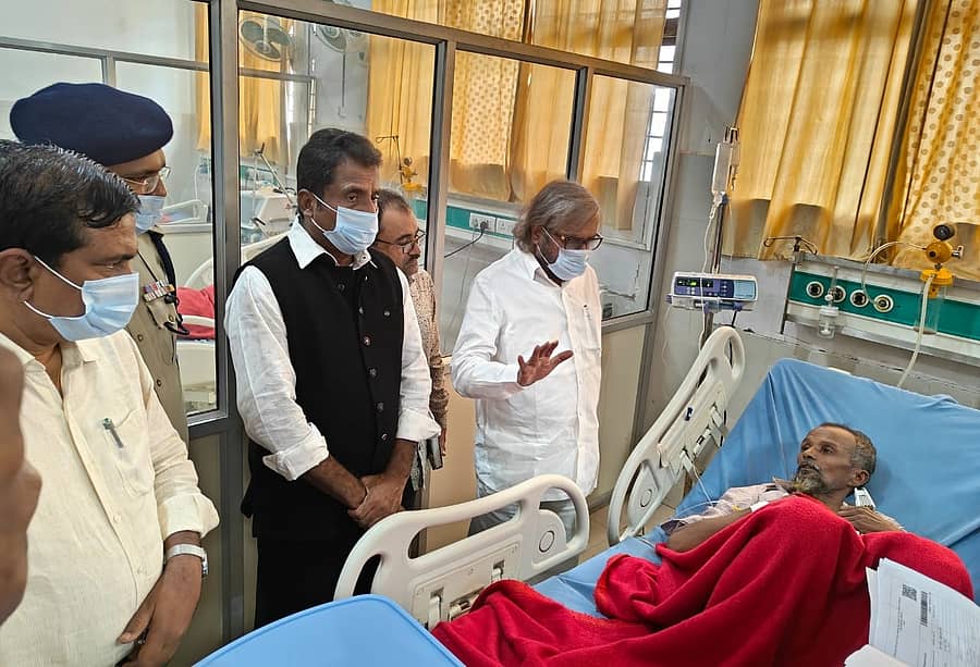 ಕಲುಷಿತ ನೀರು ಸೇವಿಸಿ ಬೀದರ್ ಬ್ರಿಮ್ಸ್ನಲ್ಲಿ ಚಿಕಿತ್ಸೆ ಪಡೆಯುತ್ತಿರುವ ಬರಿದಾಬಾದ್ ಹಾಗೂ ಬೆಳಕೇರಾ ಗ್ರಾಮಸ್ಥರನ್ನು ಜಿಲ್ಲಾ ಉಸ್ತುವಾರಿ ಸಚಿವ ಈಶ್ವರ ಖಂಡ್ರೆ ಭೇಟಿ ಆರೋಗ್ಯ ವಿಚಾರಿಸಿದರು
