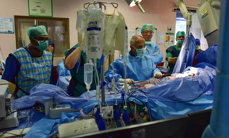 ಜಯದೇವ ಹೃದ್ರೋಗ ವಿಜ್ಞಾನ ಮತ್ತು ಸಂಶೋಧನಾ ಸಂಸ್ಥೆಯಲ್ಲಿ ವೈದ್ಯರು ಶಸ್ತ್ರಚಿಕಿತ್ಸೆ ನಡೆಸುತ್ತಿರುವುದು