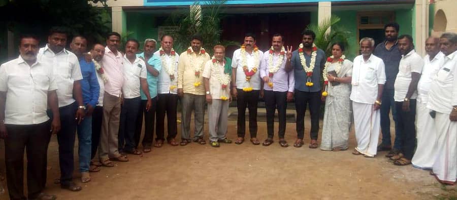 ಚನ್ನಪಟ್ಟಣ ತಾಲ್ಲೂಕು ಪ್ರಾಥಮಿಕ ಕೃಷಿ ಮತ್ತು ಗ್ರಾಮೀಣಾಭಿವೃದ್ಧಿ ಬ್ಯಾಂಕ್ ಆಡಳಿತ ಮಂಡಳಿಗೆ ಅವಿರೋಧವಾಗಿ ಆಯ್ಕೆಯಾದ ನಿರ್ದೇಶಕರನ್ನು ಅಭಿನಂದಿಸಲಾಯಿತು