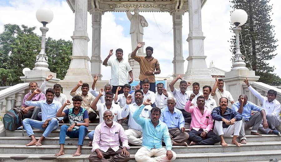 ಚಕ್ರವರ್ತಿ ಸೂಲಿಬೆಲೆ ಅವರ ವಿರುದ್ಧ ಕಾನೂನು ಕ್ರಮ ಜರುಗಿಸಬೇಕೆಂದು ಒತ್ತಾಯಿಸಿ ದಲಿತ ಸಂಘರ್ಷ ಸಮಿತಿ ಪದಾಧಿಕಾರಿಗಳು ಮೈಸೂರಿನ ಪುರಭವನ ಮುಂಭಾಗದ ಡಾ.ಬಿ.ಆರ್.ಅಂಬೇಡ್ಕರ್ ಪ್ರತಿಮೆ ಬಳಿ ಶುಕ್ರವಾರ ಪ್ರತಿಭಟಿಸಿದರು