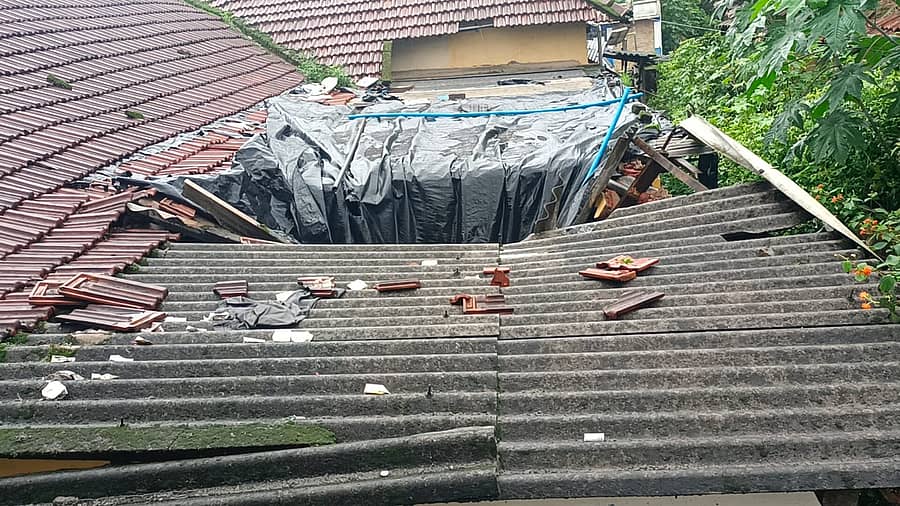 ಸಿದ್ದಾಪುರ ಗ್ರಾಮ ಪಂಚಾಯಿತಿ ಕಟ್ಟಡದ ಚಾವಣಿ ಕುಸಿದಿರುವುದು