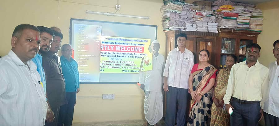 ತಿಕೋಟಾ ತಾಲ್ಲೂಕಿನ ಹೊನವಾಡ ಗ್ರಾಮದ ಸರ್ಕಾರಿ ಹಿರಿಯ ಪ್ರಾಥಮಿಕ ತೋಟ-2 ಶಾಲೆಗೆ ಮುಂಬೈ ಮೂಲದ ಸೇಠ್ ತಾಪಿದಾಸ್, ತುಳಸಿದಾಸ ಹಾಗೂ ವೃಜದಾಸ ಚಾರಿಟೇಬಲ್ ಟ್ರಸ್ಟ್‌ ವತಿಯಿಂದ ಅತ್ಯಾಧುನಿಕ ಸ್ಮಾರ್ಟ್‌ ಬೋರ್ಡ್‌ ಅನ್ನು ದೇಣಿಗೆಯಾಗಿ ನೀಡಲಾಯಿತು