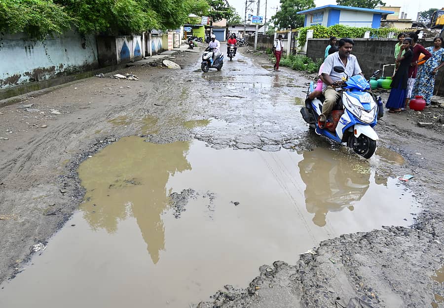 ಕಲಬುರಗಿಯ ಆದರ್ಶ ನಗರದ ರಸ್ತೆಯಲ್ಲಿ ಬಿದ್ದ ಗುಂಡಿಗಳು ದಾಟಲು ಪರದಾಡಿದ ವಾಹನ ಸವಾರ