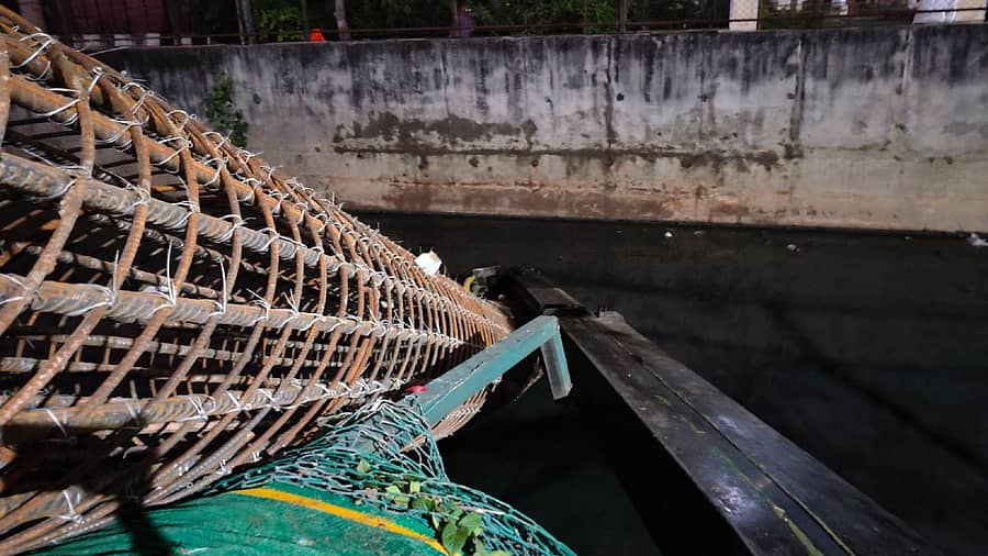 ಮಡಿವಾಳ ಬಳಿ ಮೆಟ್ರೊ ಕಾಮಗಾರಿ ನಿರ್ವಹಿಸುತ್ತಿದ್ದ ಕ್ರೇನ್‌ ಶುಕ್ರವಾರ ರಾತ್ರಿ ಕುಸಿದು ಬಿದ್ದಿದೆ. 