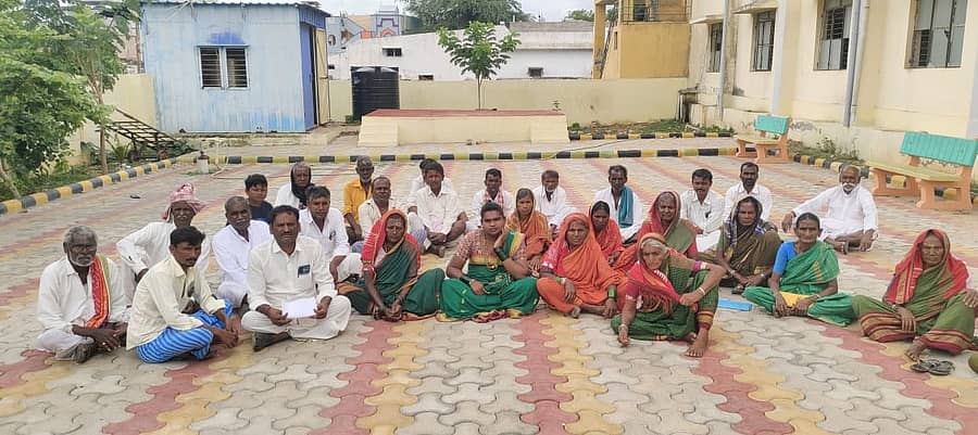 ಉದ್ಯೋಗ ಖಾತರಿ ಯೋಜನೆಯಡಿ ಕೂಲಿ ಪಾವತಿಸುವಂತೆ ಒತ್ತಾಯಿಸಿ ತುಪ್ಪದೂರು ಗ್ರಾಮದ ಕೂಲಿ ಕಾರ್ಮಿಕರು ಶುಕ್ರವಾರ ಮಸ್ಕಿಯ ತಾಲ್ಲೂಕು ಪಂಚಾಯಿತಿ ಕಚೇರಿ ಮುಂದೆ ಧರಣಿ ನಡೆಸಿದರು