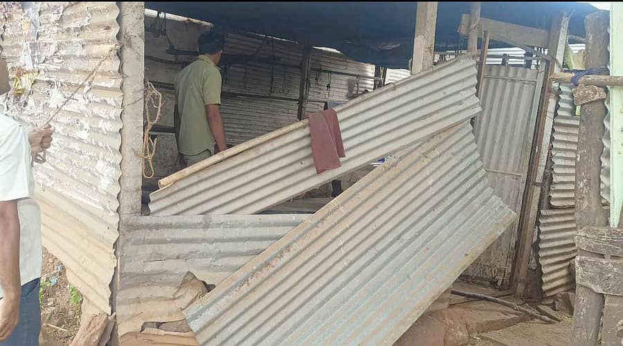 ಬಾದಾಮಿಯಲ್ಲಿನ ಕಸಾಯಿ ಖಾನೆ ಅಂಗಡಿಯನ್ನು ಪುರಸಭೆ ಸಿಬ್ಬಂದಿ ತೆರವುಗೊಳಿಸಿದರು