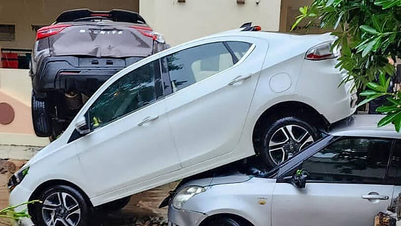 ಪ್ರವಾಹದಿಂದಾಗಿ ಜಖಂಗೊಂಡಿರುವ ಕಾರುಗಳು