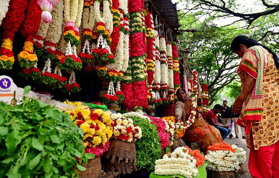 ಮಲ್ಲೇಶ್ವರದ ಸಂಪಿಗೆ ರಸ್ತೆಬದಿಯಲ್ಲೇ ನಡೆಯುತ್ತಿರುವ ಹೂವಿನ ಮಾರುಕಟ್ಟೆ.