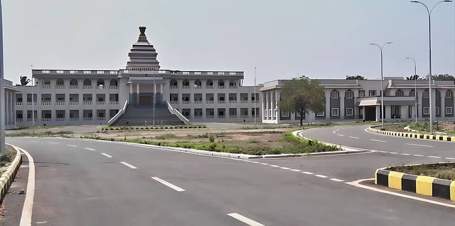 ಬಳ್ಳಾರಿಯ ಅನಂತರಪುರ ರಸ್ತೆಯಲ್ಲಿ ₹ 30 ಕೋಟಿ ವೆಚ್ಚದಲ್ಲಿ ಕಟ್ಟಲಾಗಿರುವ ಜಿಲ್ಲಾಡಳಿತ ಭವನ. ರಸ್ತೆಯಲ್ಲಿ ಒಂದೂ ಫಲಕಗಳಿಲ್ಲ