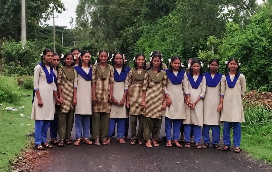 ಬೆಳಗಾವಿ ತಾಲ್ಲೂಕಿನ ಕುಕಡೊಳ್ಳಿಯಿಂದ ಗಜಪತಿ ಪ್ರೌಢಶಾಲೆಗೆ ನಡೆದುಕೊಂಡು ಹೋಗುತ್ತಿರುವ ವಿದ್ಯಾರ್ಥಿನಿಯರು–ಪ್ರಜಾವಾಣಿ ಚಿತ್ರ