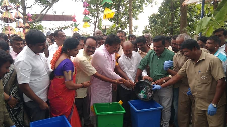ಹೆಸರಘಟ್ಟ ಹೋಬಳಿಯಲ್ಲಿ ಕಸ ಸಂಗ್ರಹ ಮಾಡಿ ಸೊಣ್ಣೇನಹಳ್ಳಿ ಗ್ರಾಮದಲ್ಲಿ ನಿರ್ಮಿಸಲಾಗಿರುವ ಘನ ತ್ಯಾಜ್ಯ ವಿಲೇವಾರಿ ಘಟಕಕ್ಕೆ ನೀಡು ಕಾರ್ಯಕ್ಕೆ ಯಲಹಂಕ ಶಾಸಕ ಎಸ್‌.ಆರ್‌. ವಿಶ್ವನಾಥ್‌ ಶುಕ್ರವಾರ ಚಾಲನೆ ನೀಡಿದರು
