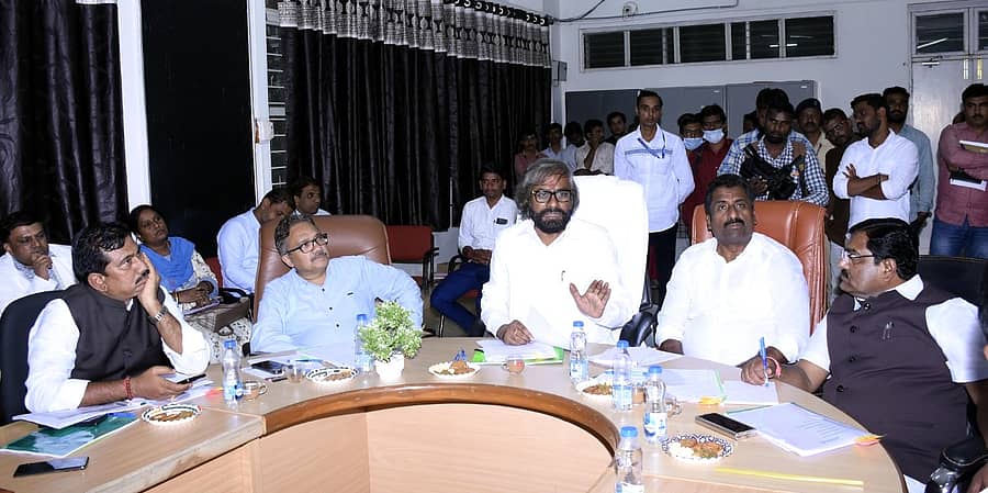 ಜಿಲ್ಲಾ ಉಸ್ತುವಾರಿ ಸಚಿವ ಈಶ್ವರ ಬಿ. ಖಂಡ್ರೆಯವರು ಬ್ರಿಮ್ಸ್ನಲ್ಲಿ ಸೋಮವಾರ ಸಂಜೆ ಸಭೆ ನಡೆಸಿ ಪ್ರಗತಿ ಪರಿಶೀಲಿಸಿದರು